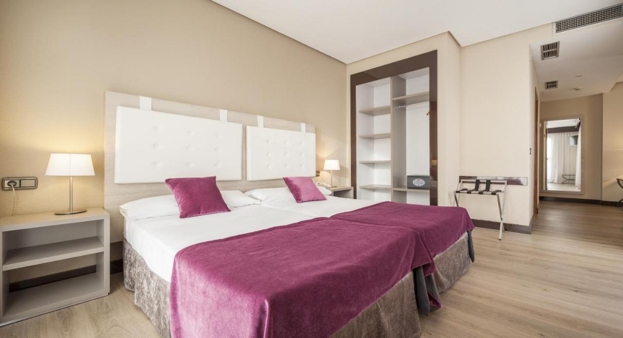 Hotel Ilunion Golf Badajoz Exterior foto